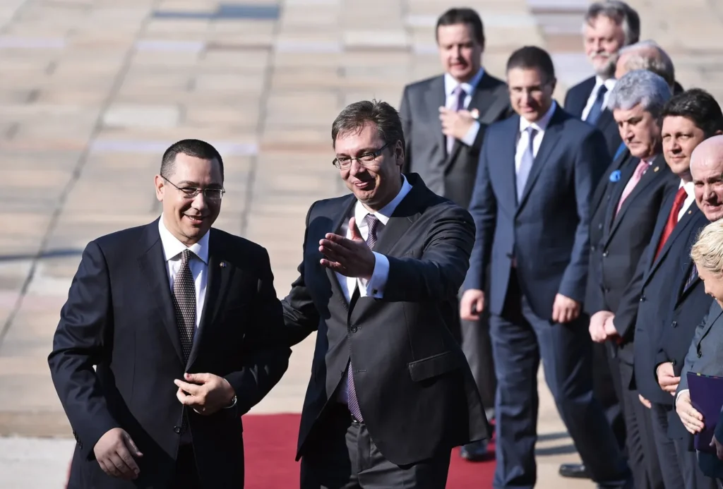 Schimbă funcția, nu și puterea. Cum încearcă Aleksandar Vučić, prietenul lui Victor Ponta, să supraviețuiască politic după demisie