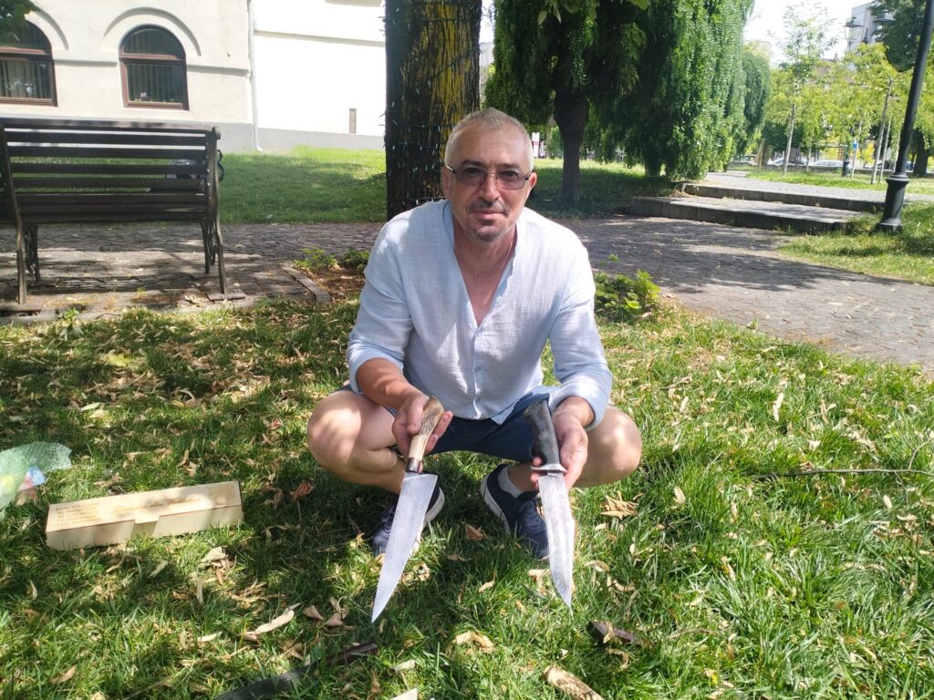Marian Galeșanu în fața muzeului Casa Băniei Craiova