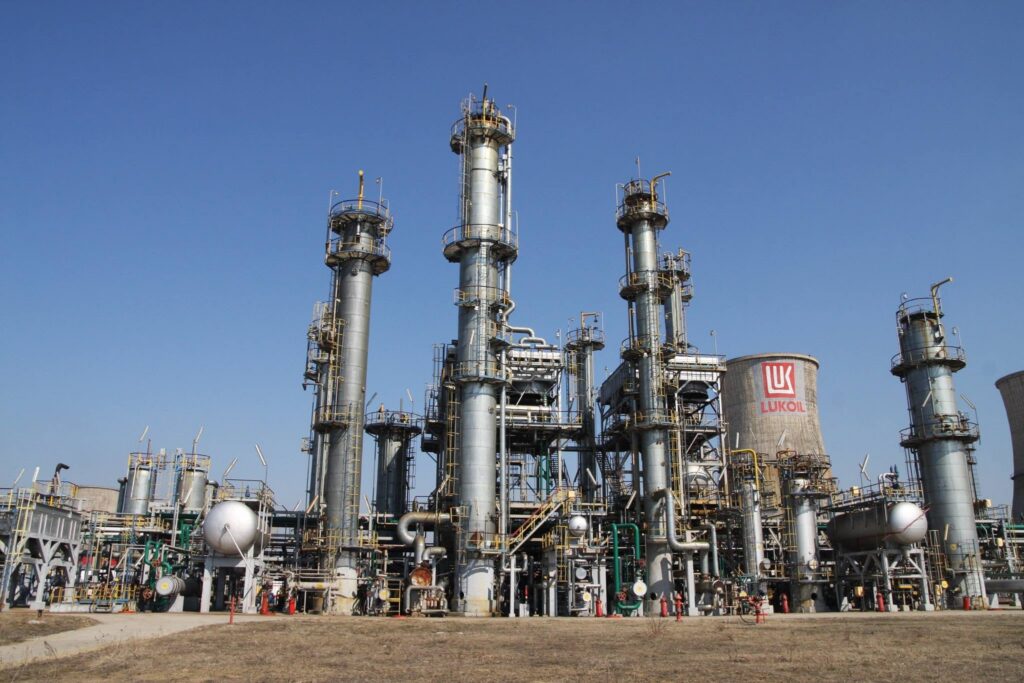 Petrotel Lukoil intră în insolvență după decizia Tribunalului Prahova. Ce urmează pentru compania care operează rafinăria de la Ploiești