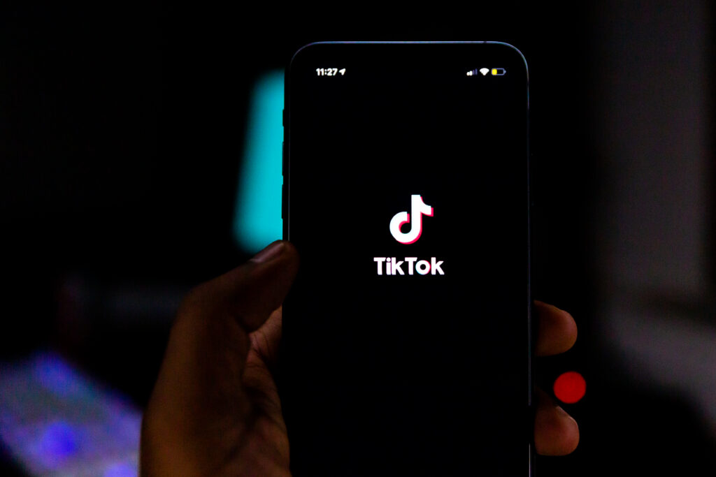 Bloomberg: TikTok și funcția ascunsă. Un adolescent a murit după ce algoritmul i-a recomandat constant conținut nociv