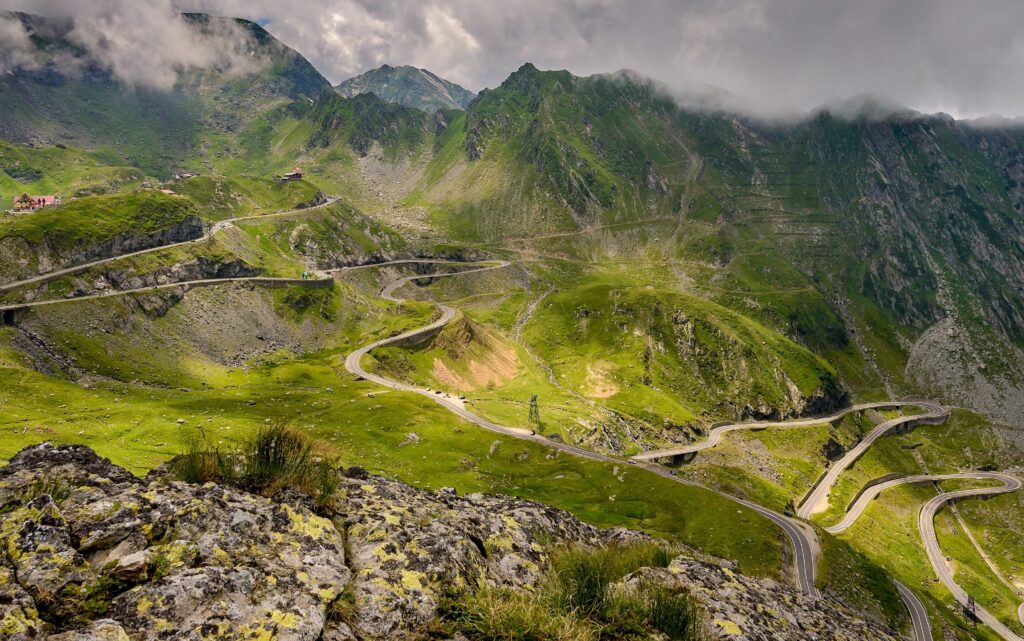 Transalpina și Transfăgărășanul, în top 6 cele mai frumoase șosele din Europa. Cele două, în fața unor mari rute alpine din Elveția și Franța