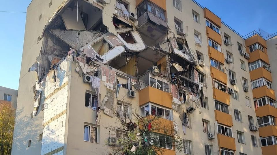 Blocul din Rahova intră în prima etapă a lucrărilor după explozie. Locatarii își vor putea recupera documentele și bunurile