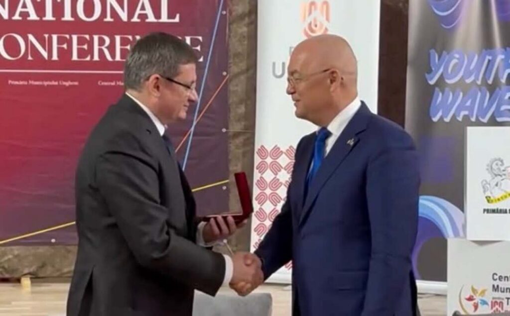 Primarul din Cluj, Emil Boc, decorat în Republica Moldova cu „Medalia Democrației”