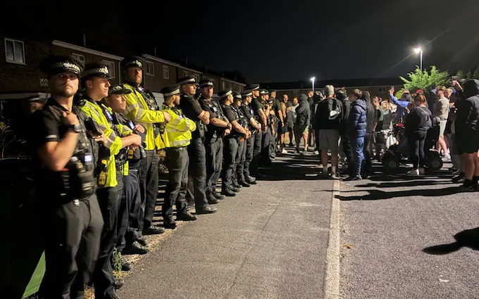 Violențe în Marea Britanie. Protestatari au atacat locuințe despre care credeau că adăpostesc imigranți