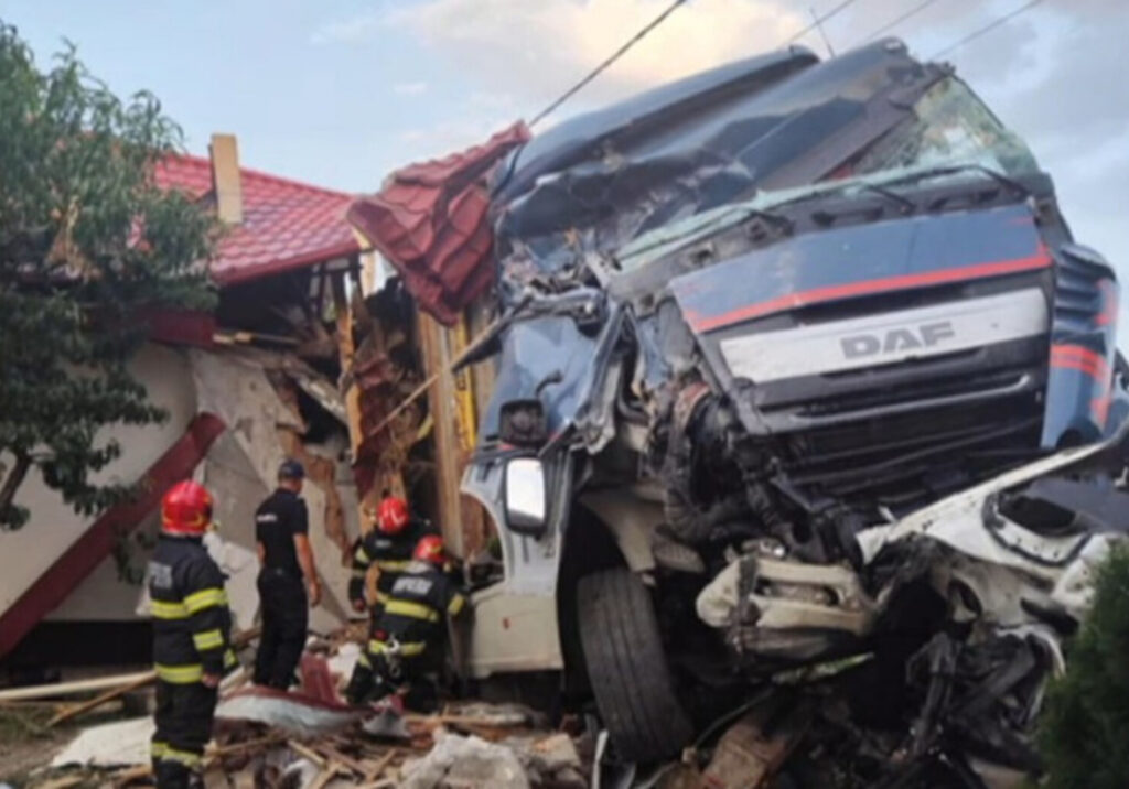 Un TIR a intrat direct în bucătăria unei case din județul Vaslui. Proprietarii dormeau în camera alăturată
