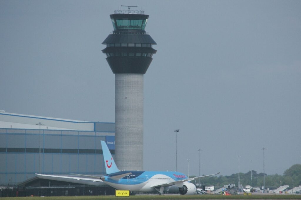 Atac cibernetic masiv la 3 aeroporturi mari din Marea Britanie. Hackerii au furat datele a 9 milioane de clienți