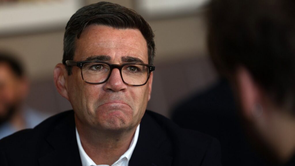 Andy Burnham, premierul Mării Britanii, a fost păcălit de un impostor care pretindea că e șefa de cabinet a lui Trump
