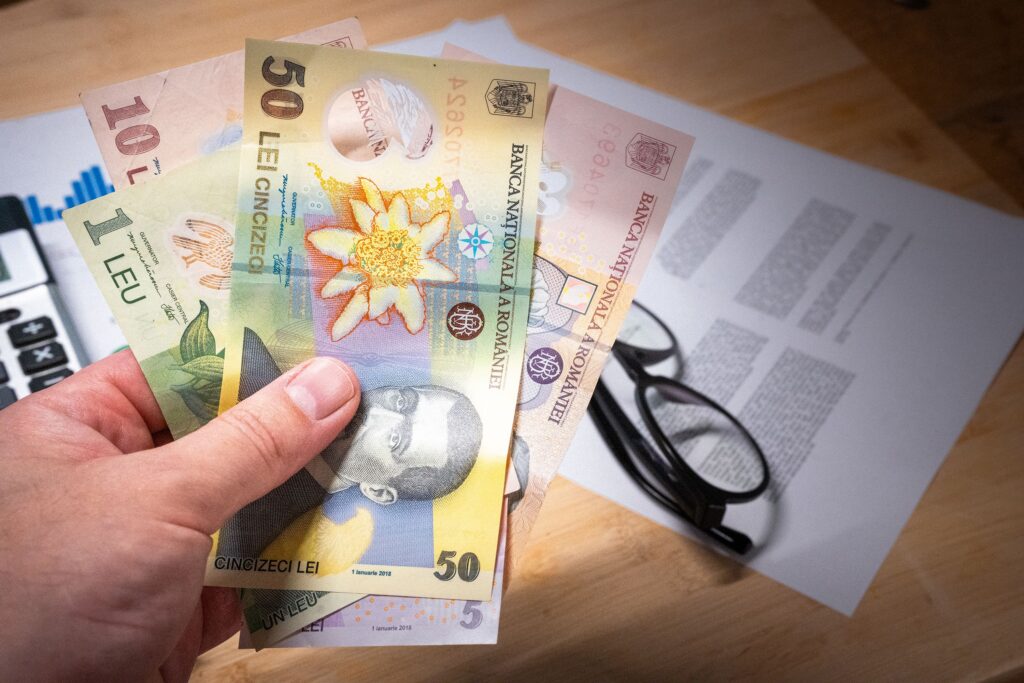 Alocațiile și indemnizațiile se plătesc mai devreme în august. Calendarul complet al viramentelor și plăților prin Poștă