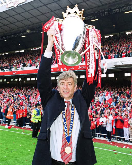 Arsene Wenger și primul său titlu la Arsenal. Sursă foto: Facebook