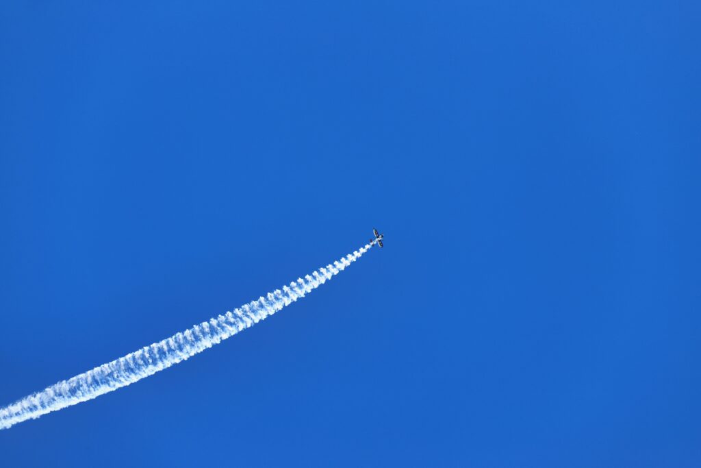 Avioanele care traversează Atlanticul vor fi redirecționate pentru a reduce urmele de condensare