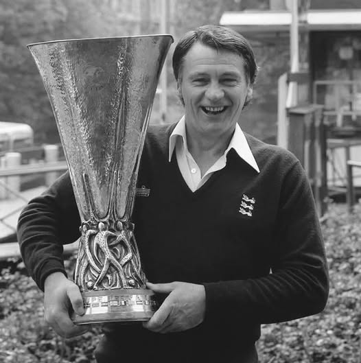 Sir Bobby Robson cu trofeul Cupa UEFA. Sursă: Facebook