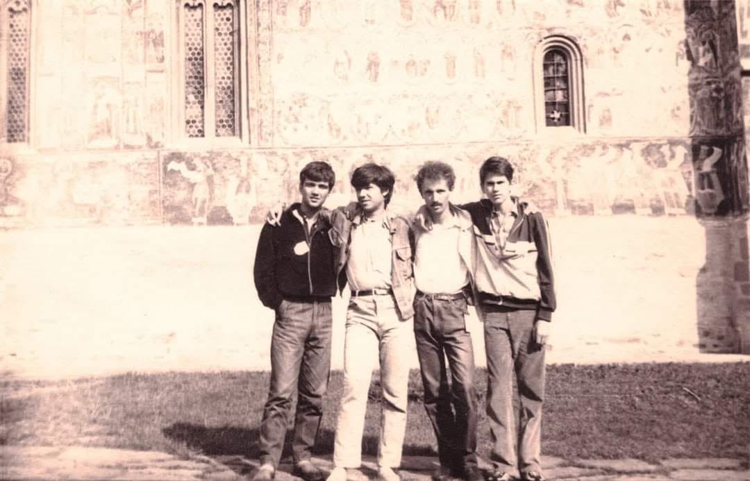 Excelsior 1988, în curtea unei mănăstiri era Bogdan O. Popescu și Costel Stancu alături de alți doi liceeni; sursa foto: Costel Stancu