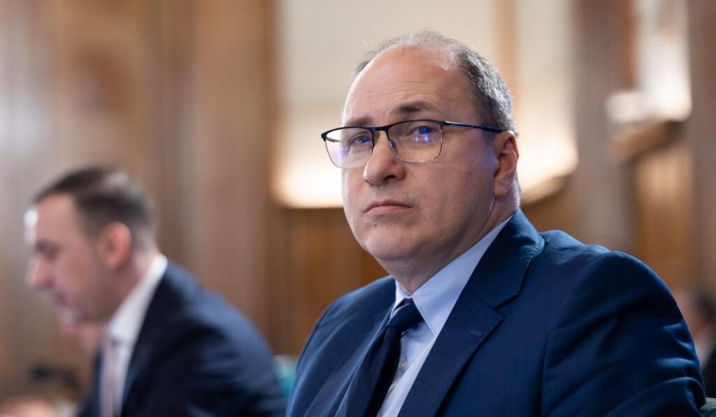Ministrul interimar al Educației vine cu detalii despre bursele sociale. Mai mulți elevi ar putea primi bani în noul an școlar