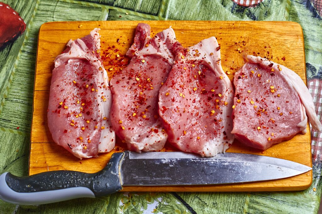 Carnea de porc: deși este aproape nelipsită din farfuria românilor, știm atât de puțin despre ea