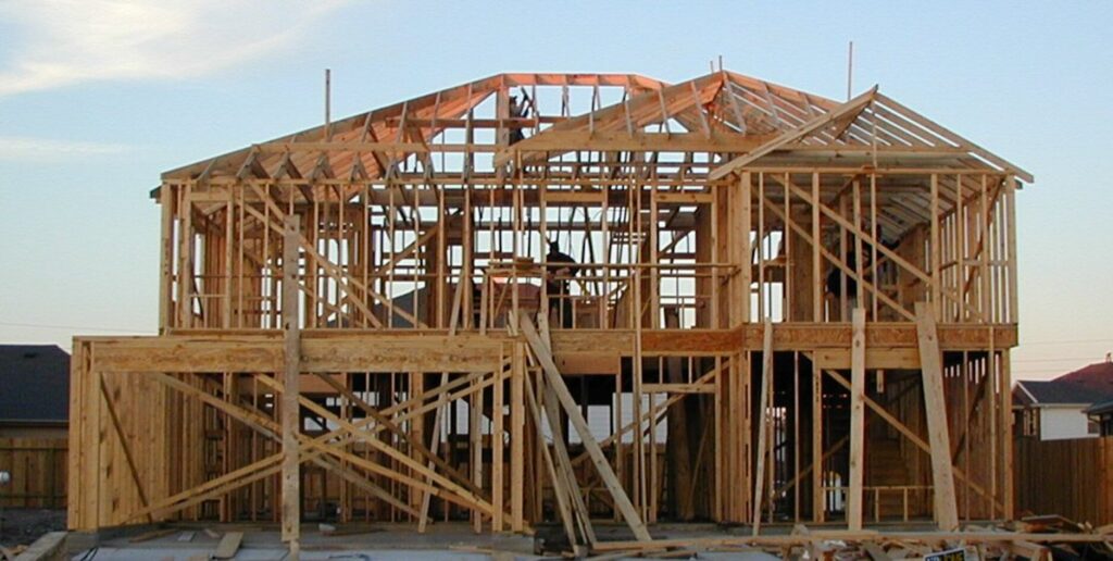 Acordul verbal nu este suficient. Ce riști dacă îți construiești casa pe terenul părinților sau socrilor