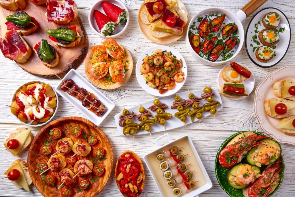 Ce sunt tapas și cum au apărut. Le găsești în orice bar sau restaurant în Spania, iar dacă ești în concediu testează-le cu măsură, căci sunt foarte calorice