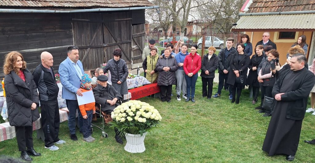 La 102 ani, Augustin Lenghiel din Cig, județul Satu Mare vorbește despre greutățile vieții cu bune și cu rele și oferă secretul fericirii; sursa foto: Florica Codrean