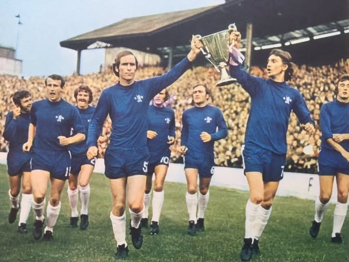 Jucătorii lui Chelsea, sărbătorind primul trofeu european. Sursă foto: Facebook