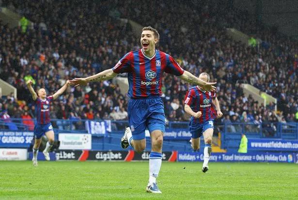 Darren Ambrose, bucurându-se după golul care a salvat-o pe Crystal Palace. Sursă: Reddit