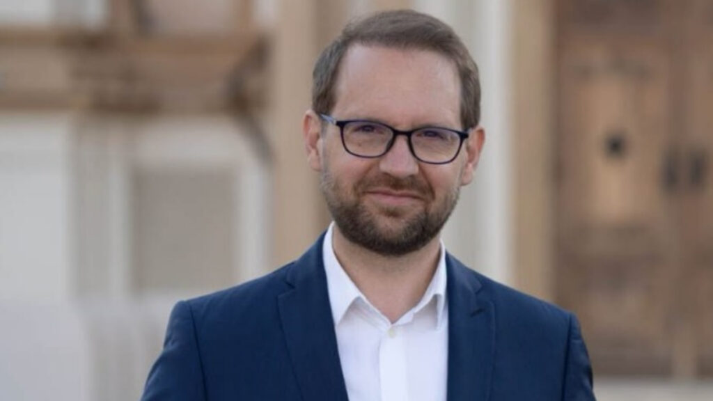 Cum a transformat Curtea Constituțională țânțarii lui Bolojan în armăsarul unui nou guvern, trimițându-l pe Fritz acasă