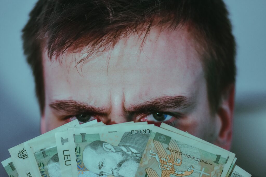 INS: Salariile nete au scăzut în Educație și Sănătate în iunie, în timp ce IT-ul rămâne în top