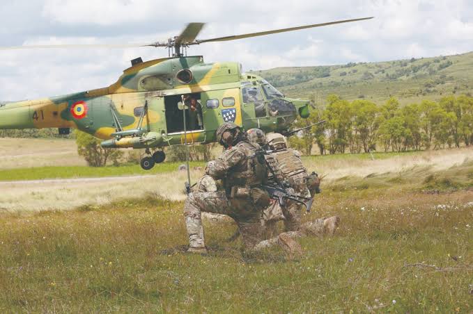 Exercițiu militar de amploare la Cincu. Militari din șapte țări s-au antrenat cu tancuri, artilerie și drone