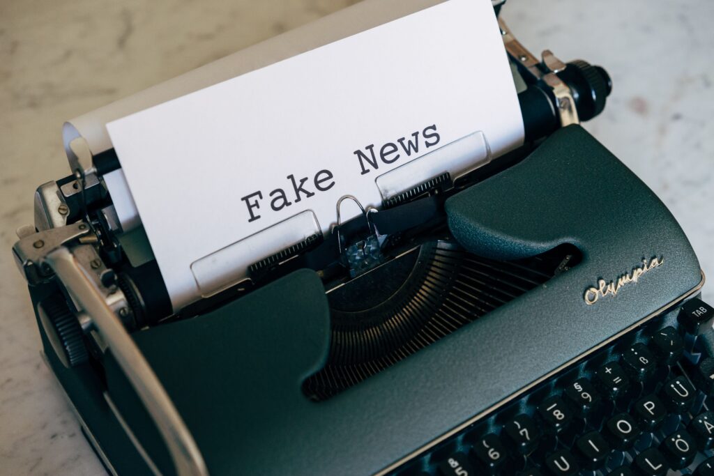 ,,Ambulanța neagră care fură copii”, de la TikTok la atacul cu topoare. Cum luptă alte state cu fake news-urile și ce face România?