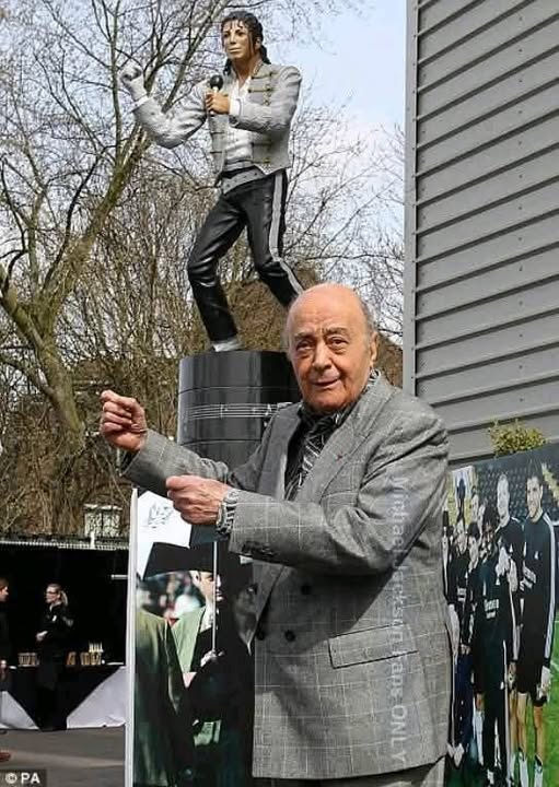 Mohamed Al-Fayed, mândru de statuia lui Michael Jackson. Sursă foto: Facebook