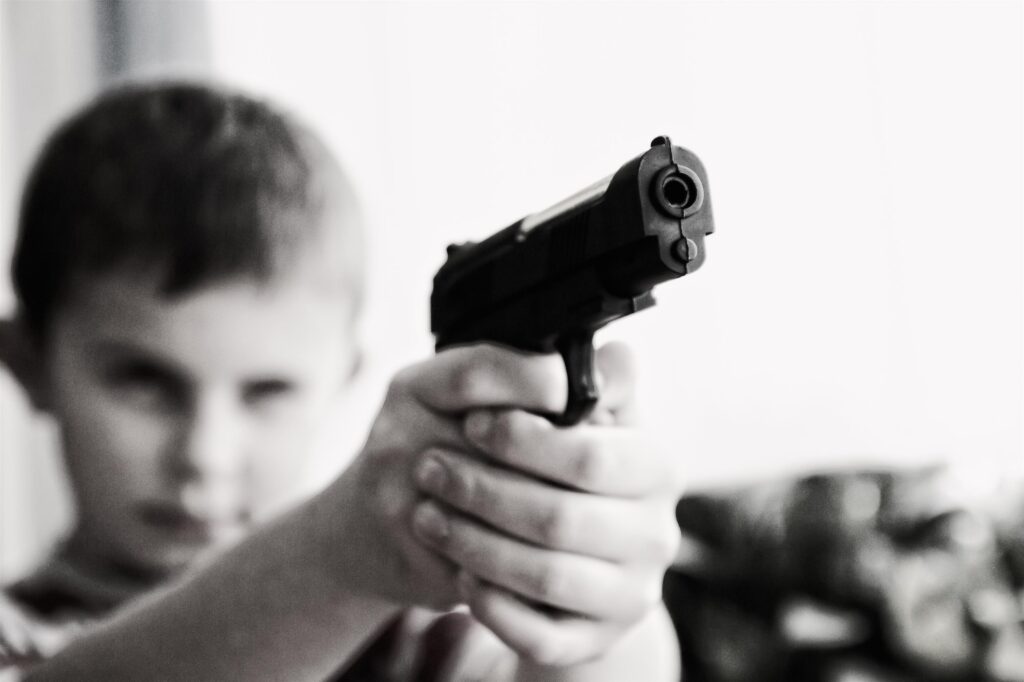Adolescenți recrutați pentru asasinate în Europa. Cum funcționează rețeaua criminală care transformă crimele într-un „serviciu”