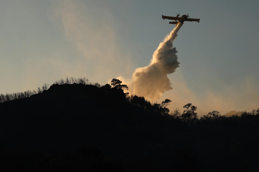 Incendii devastatoare pe insula Salamina, în apropiere de Atena: doi morți și nouă persoane rănite