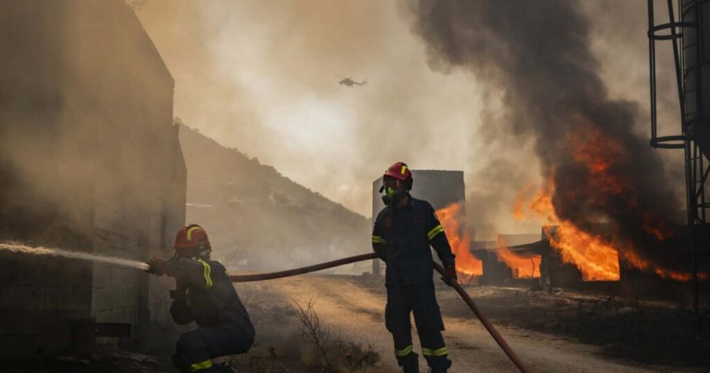 Incendiu în Halkidiki. Turiști și localnici, evacuați pe mare. Focul amenință zonele locuite și plajele populare