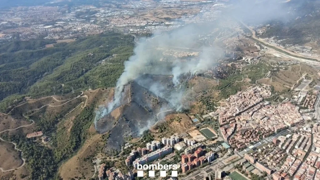 Incendiu puternic în Collserola. Locuitorii din Ciutat Meridiana și Torre Baró, evacuați și avertizați să rămână în case