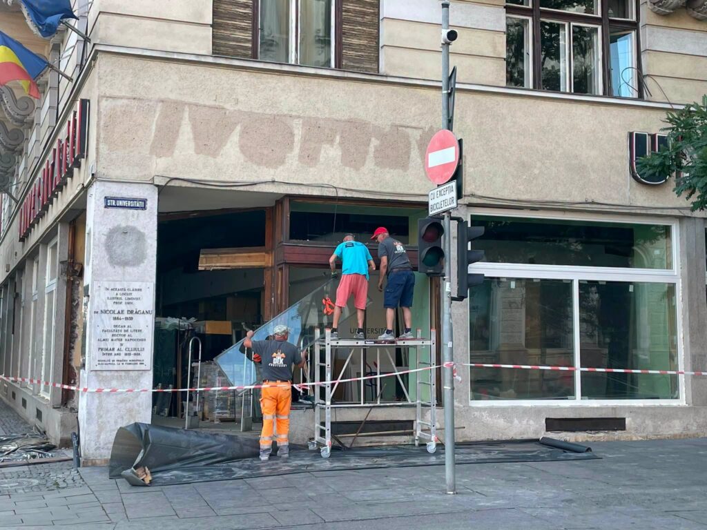 Palatul Sebestyen și Librăria Universității din Cluj sunt în centrul unei controverse. Comunicarea lipsă, principalul vinovat al scandalului termopanelor