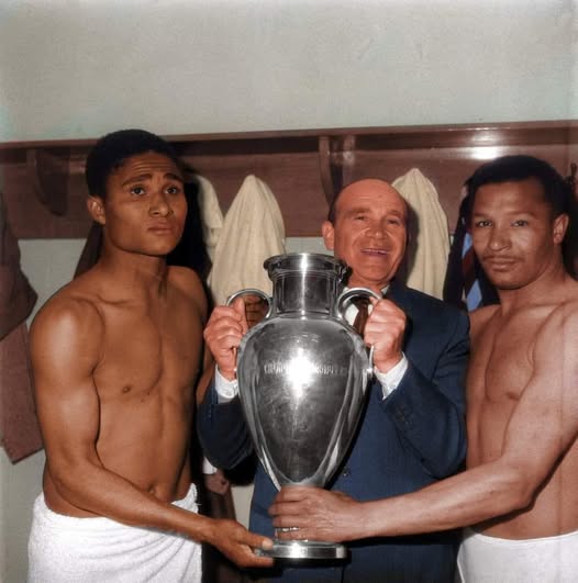 Eusebio, Mario Coluna și Gutman sărbătoresc câștigarea Ligii Campionilor. Sursă foto: Facebook