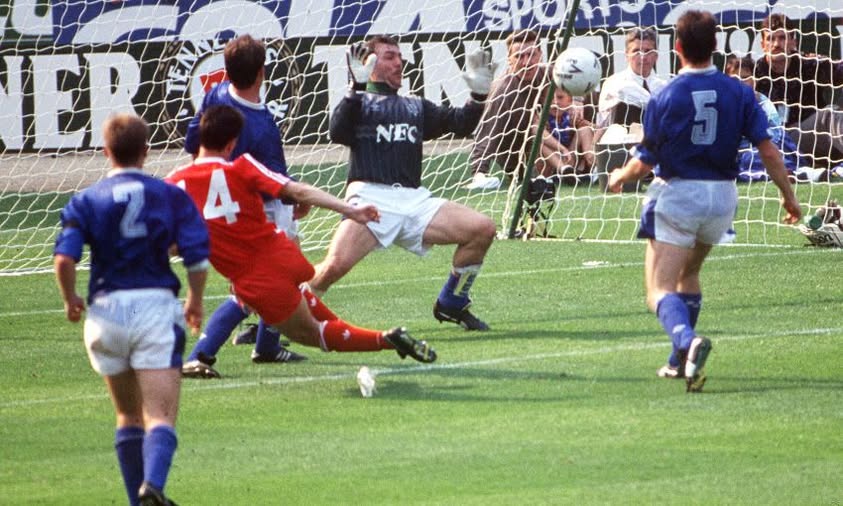 Ian Rush a înscris golul decisiv în finala FA Cup cu Everton. Sursă foto: Facebook