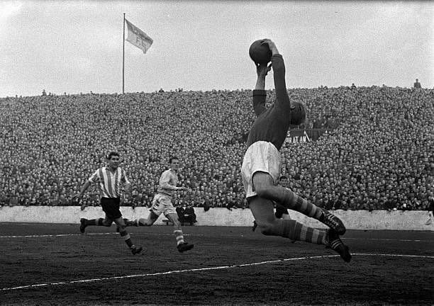 Bert Trautmann a intrat în istorie după ce a apărat 20 de minute cu gâtul rupt. Sursă foto: Facebook