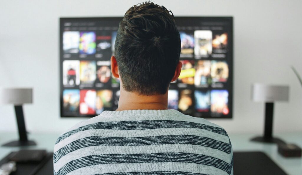 Cum se informează românii? Televizorul rămâne principala sursă de încredere, iar TikTok domină în mediul rural