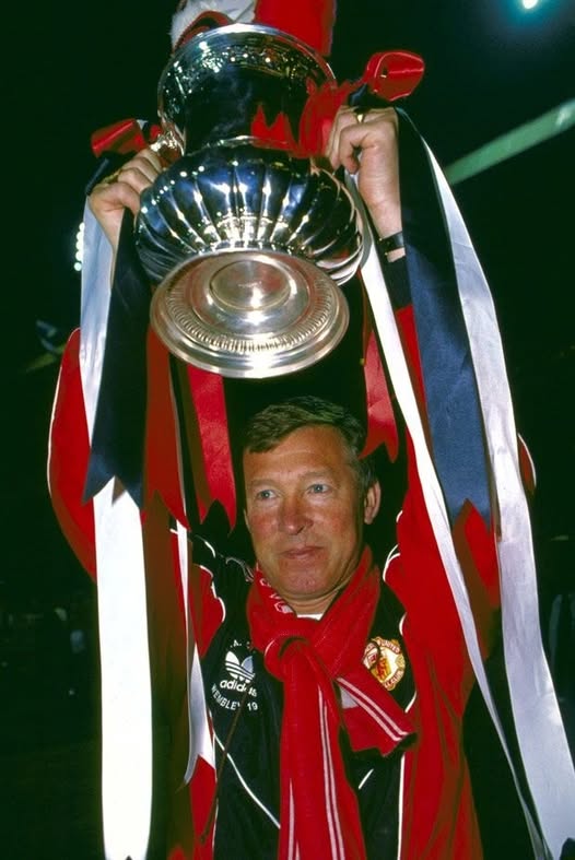 Sir Alex Ferguson. sărbătorind câștigarea primului trofeul la Manchester United. Sursă foto: Facebook