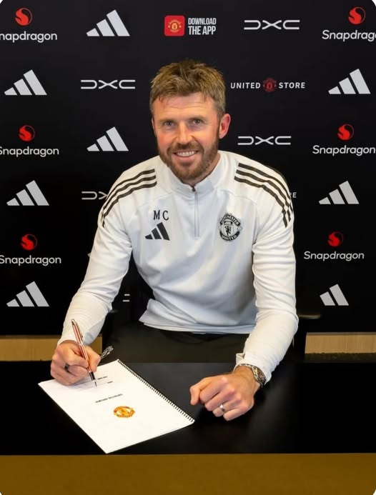 Michael Carrick a semnat un contract valabil 2 ani cu Manchester United. Sursă foto: Facebook