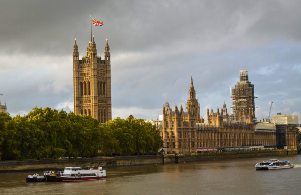Sondaj YouGov: aproape jumătate dintre britanici vor mai puțini imigranți români. Ce naționalități sunt privite mai rău decât românii