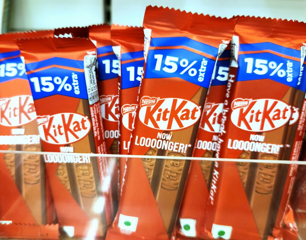 Cum a transformat Nestlé furtul a 12 tone de KitKat într-o campanie de marketing evaluată la sute de milioane de dolari