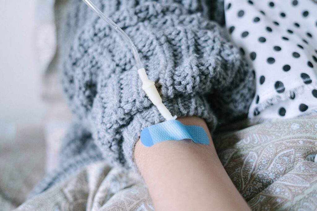 Pacienţii oncologici din România au ajuns să-şi cumpere medicamentele din străinătate. Şeful CNAS, reacţie sfidătoare