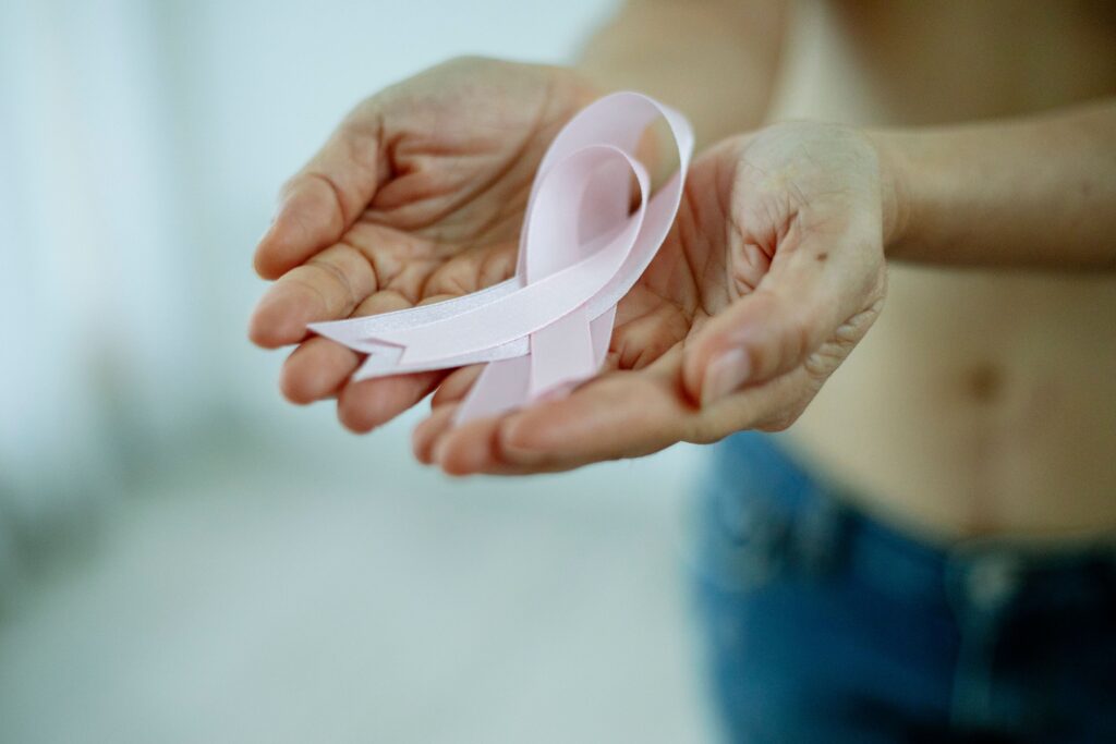 Riscul de cancer la sân crește odată cu vârsta. Ce factori nu poți controla