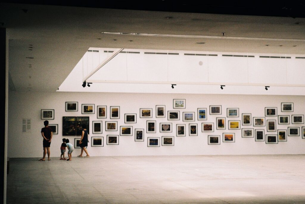 Galerii de artă sau libertate totală? Cum schimbă artiștii independenți regulile pieței de artă