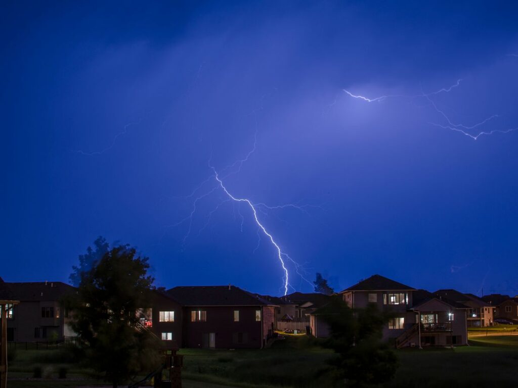 Dublu episod meteo sever în România: Furtuni violente urmate de un val intens de caniculă