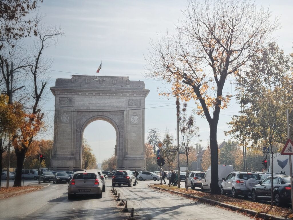 Românii cumpără mai puține mașini, dar atunci când o fac le preferă pe cele noi. Cât de mult a scăzut piața auto din România