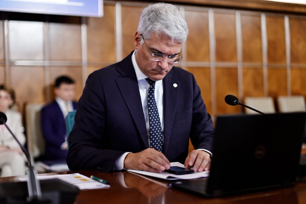 Reacție dură a lui Dragoș Pîslaru privind deciziile instanțelor pentru Bolojan și Fritz: „Se inventează principii juridice care frizează absurdul”