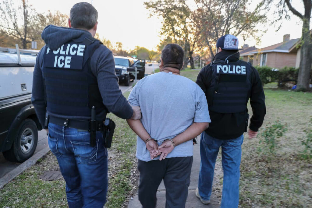 Cum s-a transformat un protest anti-ICE din Texas într-un dosar de terorism cu pedepse de până la 100 de ani de închisoare