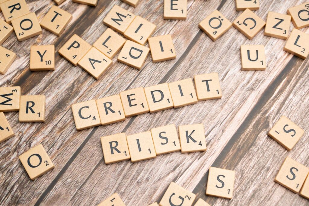 România evită retrogradarea în categoria „junk”. Fitch menține ratingul „BBB-”, dar avertizează asupra riscurilor politice
