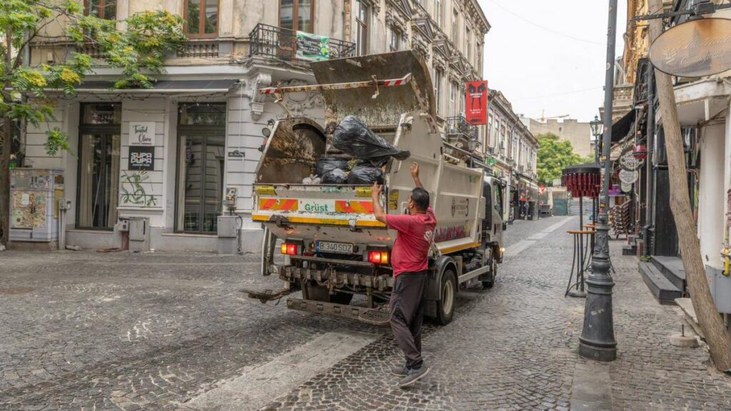 Bucureștiul schimbă regulile privind colectarea deșeurilor. Resturile alimentare vor fi separate, iar tarifele ar putea depinde de cantitatea de gunoi